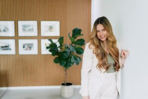 AI content maken werkt pas echt wanneer je het inzet als onderdeel van een duidelijke strategie. Ondernemers die AI gebruiken als losse tool krijgen vaak saaie teksten en gegarandeerd slechte resultaten. Wanneer je AI inzet als systeem met een vaste workflow, ontstaat er rust, consistentie en content die bijdraagt aan zichtbaarheid en conversie, zonder dat jij je eigen stem verliest. 