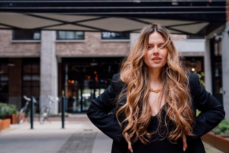 Een schaalbaar bedrijf bouwen betekent dat jouw omzet kan groeien zonder dat jij daar evenredig meer uren voor moet maken. Dat lukt pas als je positionering klopt, je aanbod niet draait om jouw tijd en je marketing structureel werkt in plaats van ad hoc. De meeste ondernemers die vastlopen op groei doen het goede werk, maar hebben een businessmodel dat zichzelf in de weg zit.